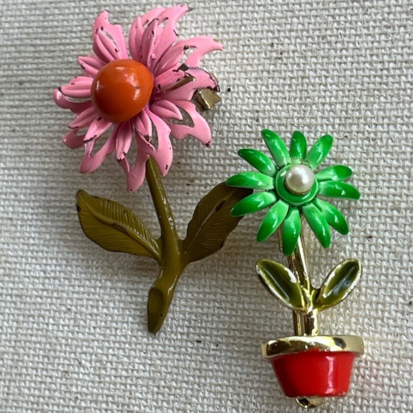 Vintage Enamel Flower Brooch Lot – Pink Daisy & Potted Plant Pin - Picture 2 of 4